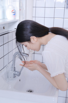 方志友热舞上衣不慎脱落